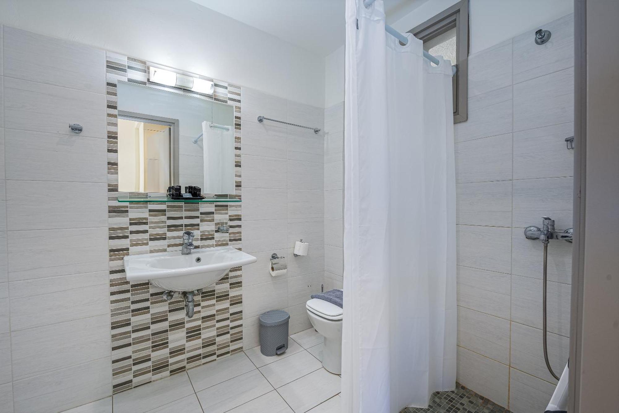 Erato Hotel Agia Marina  Екстериор снимка